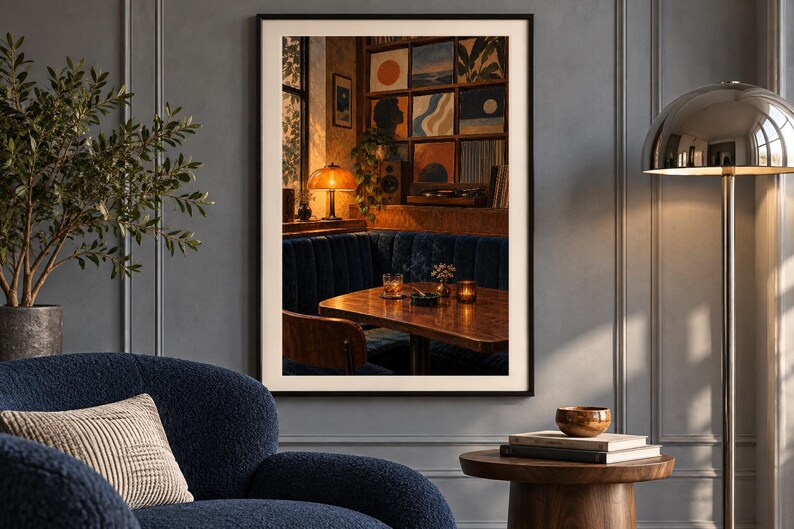 K&ouml;nnte beinhalten: Ein gerahmter Wandkunstdruck, der eine gem&uuml;tliche Innenszene mit einer dunkelblauen, gesteppten Sitzbank, einem Holztisch, einer leuchtend bernsteinfarbenen Lampe und einem Raster aus quadratischen abstrakten Gem&auml;lden an der Wand zeigt. Das Bild enth&auml;lt warmes Licht, einen Plattenspieler und eine Zimmerpflanze.