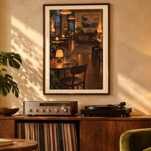Puede incluir: Una l&aacute;mina de arte enmarcada que representa el interior de una cafeter&iacute;a con iluminaci&oacute;n tenue, l&aacute;mparas de mesa c&aacute;lidas, sillas de madera y una barra. La obra cuelga sobre un mueble de madera con un receptor de audio y tocadiscos.