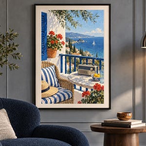 Puede incluir: Una impresi&oacute;n de arte mural enmarcada que representa una escena de balc&oacute;n mediterr&aacute;neo con una silla de mimbre con cojines a rayas azules y blancas, un sombrero de paja, una radio en una mesa redonda, geranios rojos y vista al mar y la costa.