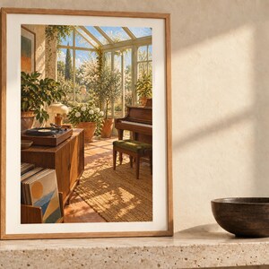 Pode incluir: Uma impress&atilde;o de arte emoldurada retratando o interior de uma estufa ensolarada com um console de toca-discos de madeira, uma cole&ccedil;&atilde;o de discos de vinil, um piano com banco verde, plantas em vasos e grandes janelas voltadas para um jardim.