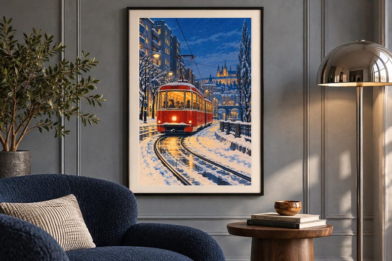 Op de afbeelding: Een ingelijste verticale wandkunstprint met een felrode tram die 's nachts over besneeuwde rails rijdt. De sc&egrave;ne toont verlichte stadsgebouwen, kale bomen bedekt met sneeuw en een gloeiende koplamp op de tram.
