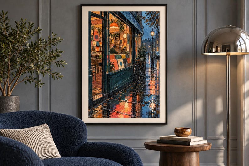 K&ouml;nnte beinhalten: Ein gerahmter vertikaler Kunstdruck, der eine regnerische Stra&szlig;enszene bei Nacht zeigt, mit einem hell erleuchteten Schaufenster voller bunter Schallplatten. Das Bild zeigt eine dunkle Ladenfront, ein abgestelltes Fahrrad und Spiegelungen auf dem nassen Boden.