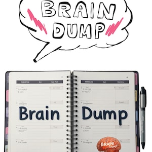 Può includere: Un'agenda a spirale aperta con copertine nere e pagine bianche. Il testo "Brain Dump" è stampato in grandi lettere blu scuro al centro. Una piccola illustrazione di un cervello arancione con "BRAIN DUMP" si trova in basso a destra.