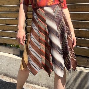 JUPE À NOUER UPCYCLÉE des années 70, patchwork de cravates