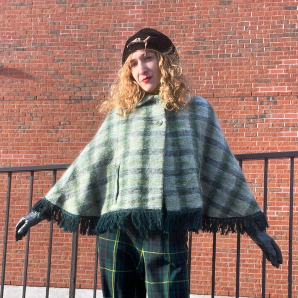 Cape en mohair à carreaux verts vintage des années 1960 GLEN CREE ECOSSE avec bordure à franges