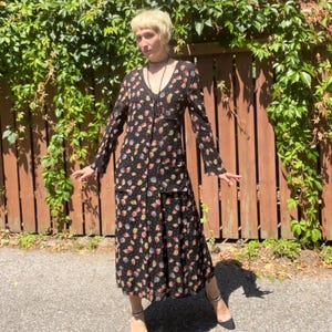 Abito spolverino vintage anni '30 Art Déco in crêpe di rayon stampato con bottoni sul davanti, modello SWISS-DOT DAISY