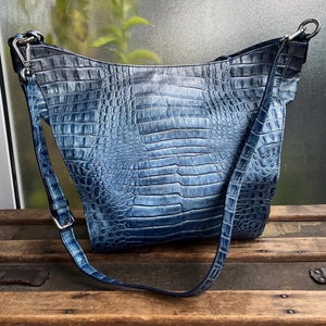 COBO BLU Vintage Y2K Metallic Blau Alligator Geprägte Leder Slouch Bag / Große Tasche mit Innenfutter mit mehreren Fächern