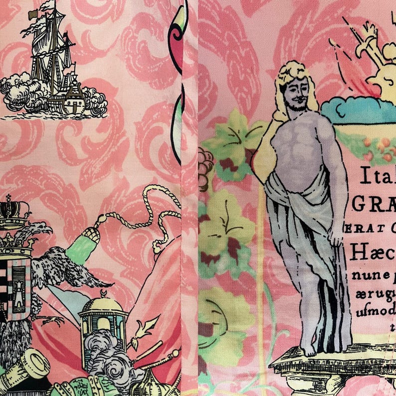 Pode incluir: Tecido rosa com um padr&atilde;o repetido de um navio, uma coroa e uma figura com um rolo. O rolo tem o texto "Ital. GRA. ERAT. C. Hac. nunc. argu. ulmod. t."