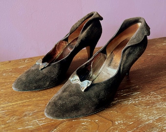 CHOCOLATE NUBUCK Vintage 1980s Scalloped Brown Suede Spike Pumps with Gold Bow