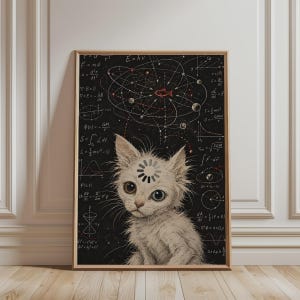 Könnte beinhalten: Ein gerahmter Kunstdruck mit einem flauschigen weißen Kätzchen, das ein Ladesymbol auf der Stirn trägt, vor einem schwarzen Hintergrund voller weißer physikalischer Gleichungen, Bahndiagrammen und einer kleinen roten Fischgrafik.