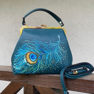 Bolso mini con marco Monedero con cierre de beso Cartera cruzada de cuero verde azulado Arte de plumas de pavo real pintado a mano