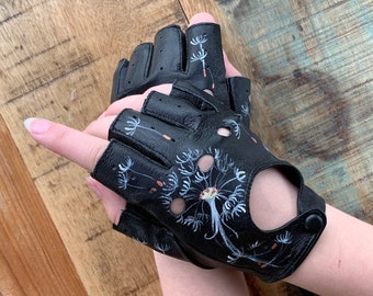 Luvas de meio dedo femininas Luvas de couro preto Arte dente-de-leão pintada à mão Tamanho 7 / P