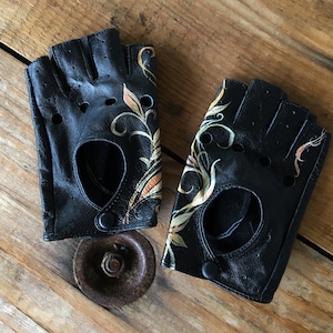 Short fingerless gloves women. Black leather driving gloves. Hand painted