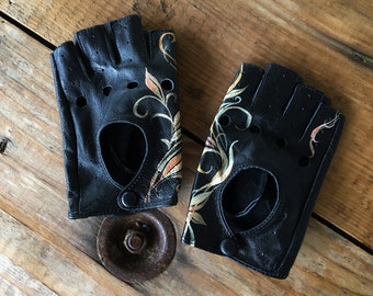 Guantes cortos sin dedos para mujer. Guantes de conducir de cuero negro. Pintados a mano.