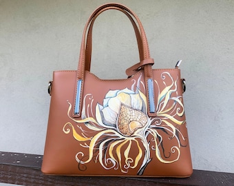 Kleine Damenhandtasche aus braunem Leder, handbemalt mit weißen Blumen