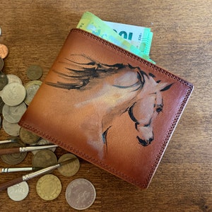 Soporte de tarjeta tríptico personalizado para hombres Arte de caballo cartera delgada Cuero pintado a mano