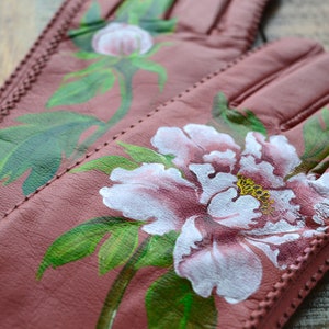 Gants en cuir pour femme Manchettes rose poudré, cadeau pivoine japonaise peinte à la main image 2