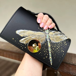 Cartera de mano de cuero negro Cartera de pulsera Monedero de cadena con arte de libélula personalizado Pintado a mano