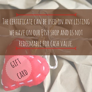 Peut inclure: Une carte-cadeau en forme de c&oelig;ur rouge avec le texte "GIFT CARD" dessus. Le certificat peut &ecirc;tre utilis&eacute; pour toute liste que nous avons sur notre boutique Etsy et n'est pas &eacute;changeable contre de l'argent.