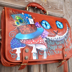 Porte-documents en cuir Sac à bandoulière en cuir Cheshire smile & Mad Hatters Hat, oeuvre d'art peinte à la main