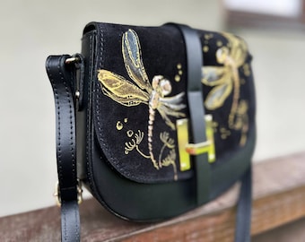 Schwarze Palmleder Satteltasche, niedliche Crossbody Libellen Kunsttasche, handbemalt