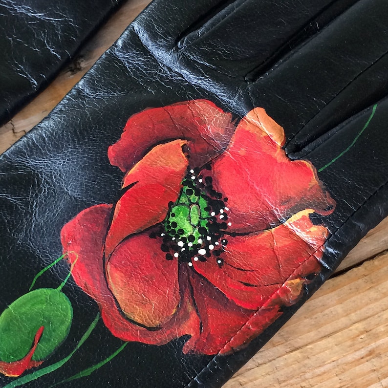 K&ouml;nnte beinhalten: Schwarze Lederhandschuhe mit handbemaltem rotem Mohnblumenmuster.