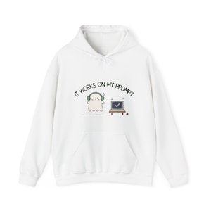 Det fungerar på min prompt-hoodie, rolig programmerarhoodie, vibe-kodningströja, utvecklarhumorgåva, söt spökkodarehoodie