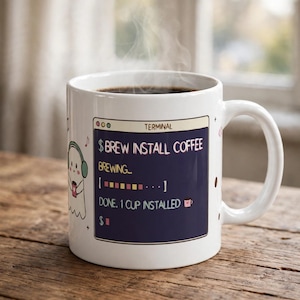 Puede incluir: Una taza de cerámica blanca con un gráfico de ventana de terminal de computadora en color morado oscuro con el texto $BREW INSTALL COFFEE, BREWING y DONE. 1 CUP INSTALLED. Un fantasma de dibujos animados con auriculares verdes y una taza.
