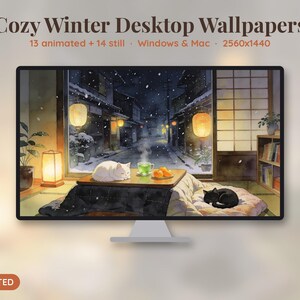 Peut inclure: Un écran d'ordinateur affichant l'illustration numérique Cozy Winter Desktop Wallpapers, 13 animated + 14 still, Windows & Mac, 2560x1440. L'image montre une vue de rue enneigée depuis une pièce avec un kotatsu, un chat blanc, un chat noir et du thé.