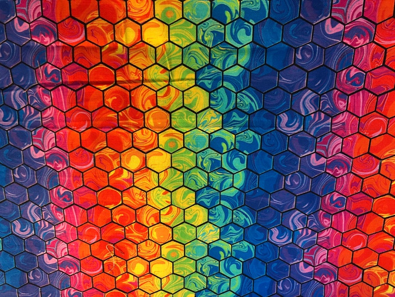K&ouml;nnte beinhalten: Ein lebendiger, farbenfroher Stoff mit einem Wabenmuster. Das Design zeigt einen Regenbogen aus Farben, darunter Rot, Orange, Gelb, Gr&uuml;n, Blau und Lila, mit einem Marmoreffekt in jedem Sechseck. Die schwarzen Umrisse der Sechsecke erzeugen einen auff&auml;lligen Kontrast.