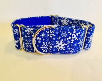 Copos de nieve navideños de 1,5" sobre collar martingala azul