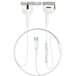 Op de afbeelding: Witte bedrade oordopjes met een USB-C-aansluiting en een afstandsbediening in het snoer met volumeknoppen. De tekst CASVELLO STORE staat bovenaan. Het witte snoer verbindt twee oordopjes met zwarte accenten.