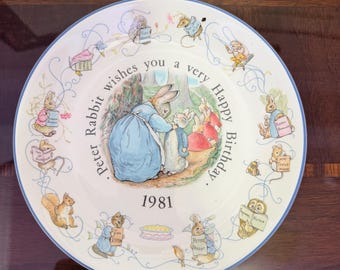 Piatto vintage Wedgwood del 1981 con Peter Rabbit e scritta "Buon compleanno", piatto da collezione di Beatrix Potter, decorazione per la cameretta dei bambini.
