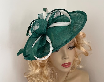 Fascinator Hat emerald Green white Saucer headpiece with Feathers on hairband, perfect for the Ascot races or a wedding guest