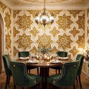Puede incluir: Un comedor con una mesa redonda de madera rodeada por seis sillas tapizadas en terciopelo verde oscuro. Las paredes están decoradas con paneles en relieve dorados y blancos con motivos de estrellas. Una lámpara de metal cuelga sobre la mesa.
