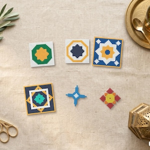 Puede incluir: Una colección de seis patrones de punto de cruz cuadrados y en forma de estrella con diseños geométricos en azul, amarillo, verde, blanco y rojo. El conjunto incluye cuatro baldosas cuadradas con bordes complejos y dos motivos pequeños.