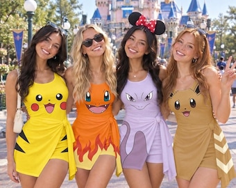 Może przedstawiać: Cztery sukienki kopertowe bez rękawów z motywami postaci Pokémon: żółta sukienka Pikachu, pomarańczowa sukienka Charmander z płomieniami, jasnofioletowa sukienka Mewtwo i beżowa sukienka Eevee z wzorzystym panelem bocznym.