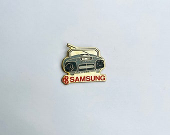 Vintage enamel pin / Samsung radio pin / ghetto blaster / 80s electronics pin / cd cassette player