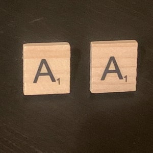 Pendientes cuadrados de madera letra A Stud