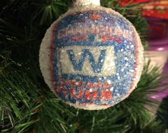 ¡Campeones de la Serie Mundial 2016! ¡Vuela la W! Adorno de cristal con purpurina de los Chicago Cubs