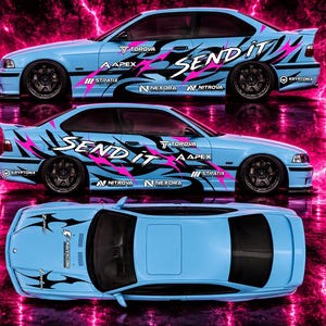 Puede incluir: Un coche coupé de color azul claro mostrado desde tres ángulos, con calcomanías gráficas negras y rosas, el texto "SEND IT" en los laterales y varios logotipos de marcas como Torova, Apex, Stratix, Nexora, Nitrova y Kryptonix sobre un fondo de rayos rosas.