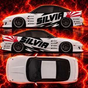 Może przedstawiać: Biały samochód sportowy Nissan Silvia pokazany z trzech stron, z czarną grafiką boczną z napisem SILVIA, czerwonym symbolem słońca i różnymi logotypami sponsorów na drzwiach, na tle jaskrawo świecącej, pomarańczowej lawy.