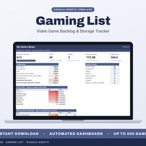 Può includere: Un modello digitale Google Sheets per un elenco di giochi e un tracker di backlog di videogiochi visualizzato su uno schermo di un portatile. L'interfaccia presenta intestazioni blu scuro, campi dati bianchi e tabelle di monitoraggio.