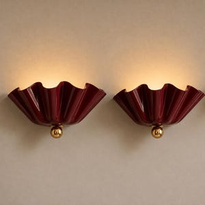 Burgunderrote Metall-Wandleuchte, muschelförmige Messinglampe, rote Plissee-Leuchte, Mid-Century-Modern-Deckenleuchte, Art-Deco-Schirmleuchte