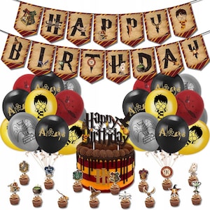 Può includere: Un set di decorazioni per feste con uno striscione Happy Birthday a bandierine stile pergamena, palloncini neri, gialli, rossi e grigi con stampe di personaggi e icone, un topper per torta al cioccolato con scritta Happy Birthday e piccoli topper per cupcake.