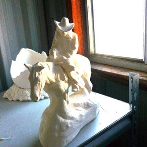 Klaar om te schilderen wintercowboy met kalf