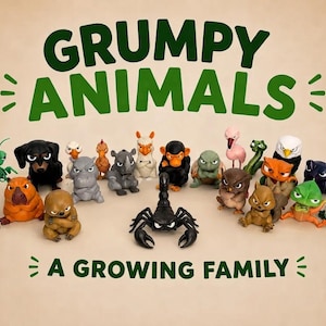 Peut inclure: Une collection de petites figurines d'animaux stylisées aux expressions grincheuses, incluant un scorpion noir, un teckel, un hippopotame et un hibou. Le texte GRUMPY ANIMALS et A GROWING FAMILY est imprimé en vert autour des figurines.