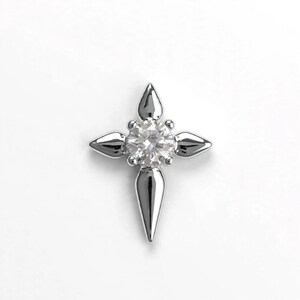 Pendiente plano con forma de espada, piercing para hélix, tragus y labret en plata de ley de Tiny Radiant, regalo para ella, mamá o amiga.