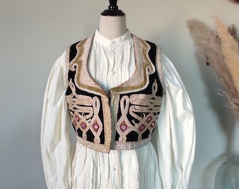 Chaleco afgano de los años 70, estilo folclórico, de terciopelo negro ornamentado, con ribete dorado brillante espejado y bordados soutache, talla M/L.