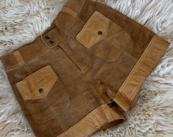 Pantalones cortos vintage de los años 60 y 70 estilo boho, de talle alto, de ante/piel color camel, cintura de 71 cm (28").
